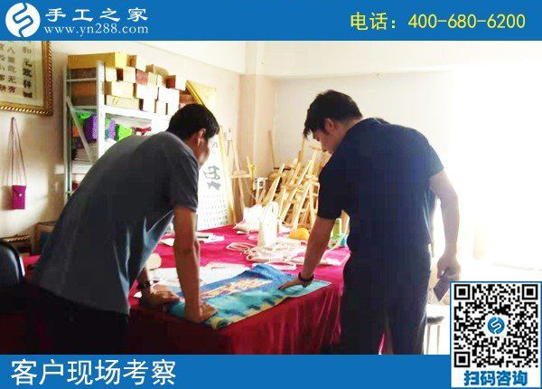 8月14日，把手工活拿回家做，這里的珠繡個(gè)人定制很受歡迎，手工之家接待考察加工客戶剪影