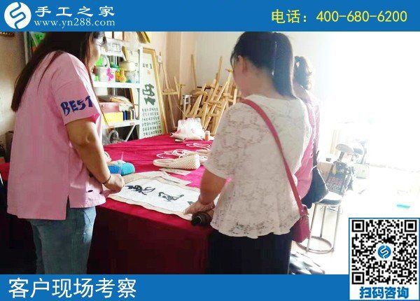 8月14日，把手工活拿回家做，這里的珠繡個(gè)人定制很受歡迎，手工之家接待考察加工客戶剪影