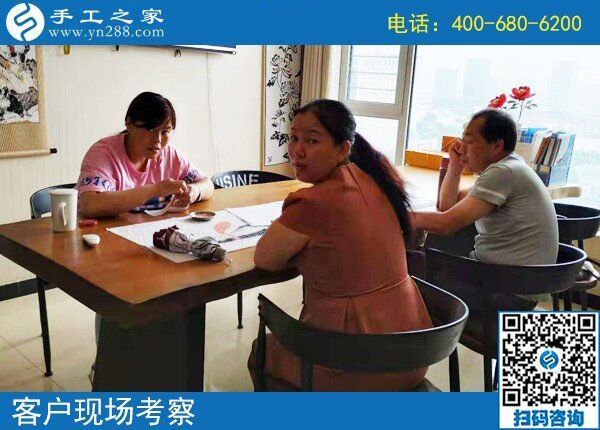 組織人做手工活促進(jìn)鄰里和睦，一起說說笑笑串珠繡(圖1)