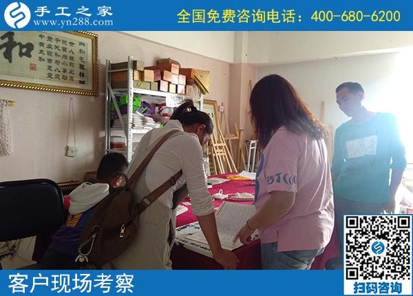 空閑時做串珠手工活外發(fā)，浙江湖州李女士一家人邊賺錢邊過節(jié)的畫面好溫馨