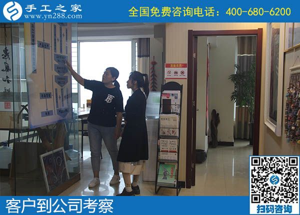 10月4日，不管什么天氣，在家做手工活掙錢(qián)都是一個(gè)好的選擇，手工之家接待考察加工客戶剪影