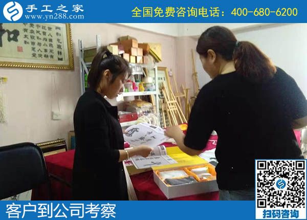 10月4日，不管什么天氣，在家做手工活掙錢(qián)都是一個(gè)好的選擇，手工之家接待考察加工客戶剪影