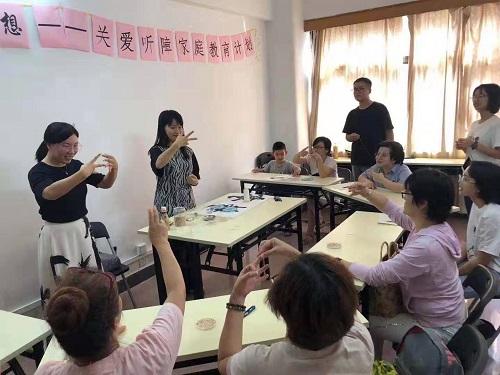 勵(lì)志珠珠繡串珠外發(fā)手工活在廣東！------記手工之家代理加工會(huì)員與當(dāng)?shù)卣餐M織聽障人士學(xué)習(xí)串珠手工技能
