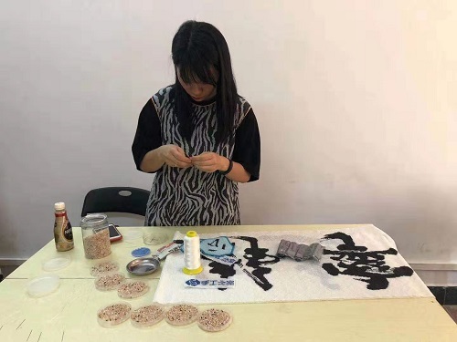 勵(lì)志珠珠繡串珠外發(fā)手工活在廣東！------記手工之家代理加工會(huì)員與當(dāng)?shù)卣餐M織聽障人士學(xué)習(xí)串珠手工技能