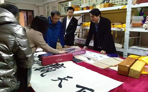 加大珠繡市場化、著重產(chǎn)品創(chuàng)新------記邯鄲學(xué)院文化產(chǎn)業(yè)管理專業(yè)主任一行到手工之家調(diào)研指導(dǎo)