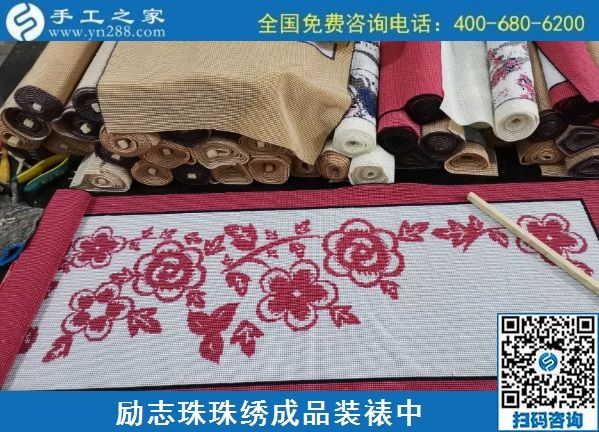 農(nóng)村60歲大媽靠做手工活掙錢，還不耽誤帶孫子(圖1)