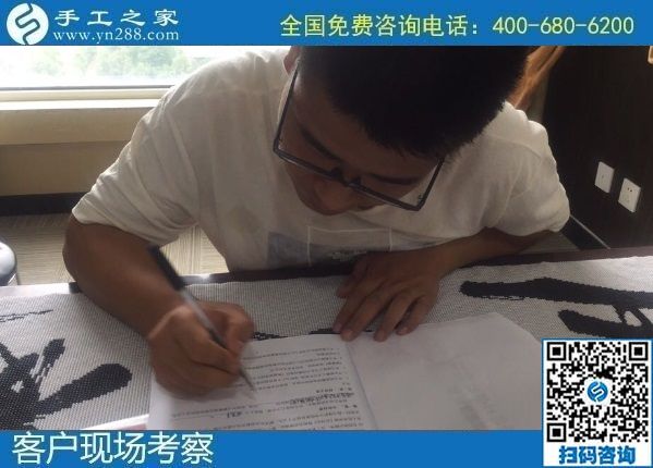 8月15日，手工活拿回家做要掙錢，越來越多的人選擇了這里外發(fā)手工活，手工之家接待考察合作加工客戶剪影