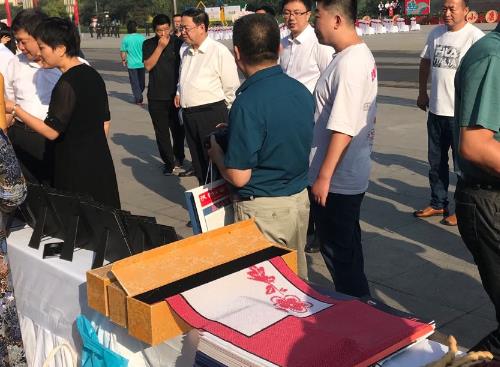 亮相“中國農(nóng)民豐收節(jié)”，勵志珠珠繡等純手工大放異彩(圖2)