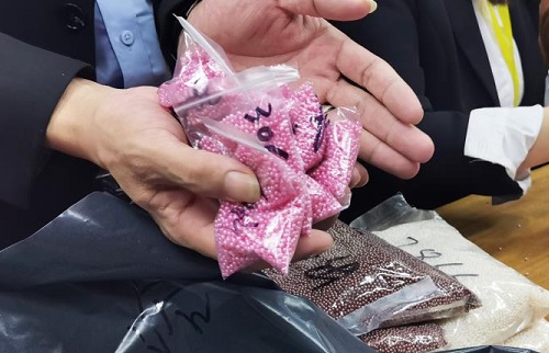 加班到夜里十點(diǎn)，要讓珠繡外發(fā)材料盡快到加工人員的手中(圖6)