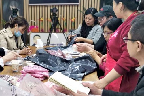 加班到夜里十點(diǎn)，要讓珠繡外發(fā)材料盡快到加工人員的手中(圖3)