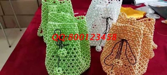 2月4日，把手工活拿回家做，服務(wù)完善的手工之家是大家的選擇，珠繡純手工珠包實(shí)拍