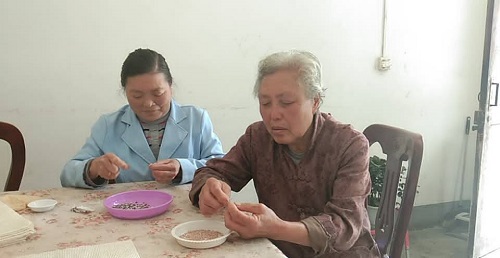 從個(gè)人加工到創(chuàng)業(yè)組織人做，4年來，她一直在做勵(lì)志珠珠繡