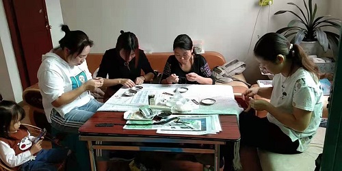 從個(gè)人加工到創(chuàng)業(yè)組織人做，4年來，她一直在做勵(lì)志珠珠繡