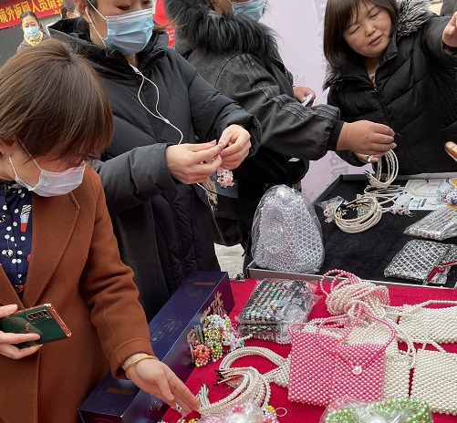 祝福三·八婦女節(jié)，勵志珠珠繡添風采！------記手工之家參加“幸福叢臺、巾幗添彩”手工藝品展