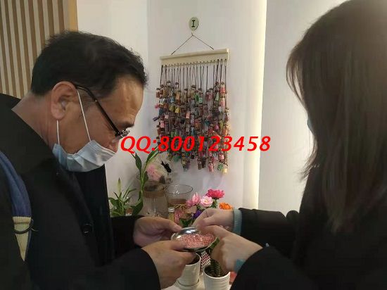 3月15日，手工活拿回家做，手工加工回收項(xiàng)目就是珠繡外發(fā)手工活，手工之家接待考察加工客戶剪影