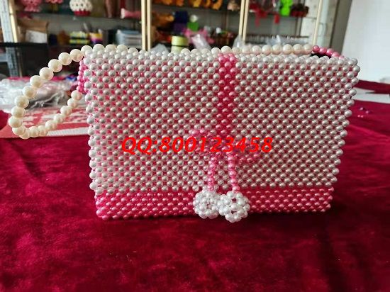 4月1日，拿回家做的手工活，手工活掙錢，敬業(yè)的企業(yè)手工之家更適宜合作，勵(lì)志珠珠繡新款珠包實(shí)拍