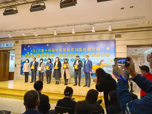 一起給他們關(guān)注、關(guān)心、關(guān)愛-----記手工之家受邀參加藍(lán)絲帶行動(dòng)之孤獨(dú)癥孩子“有畫與你講”公益畫展