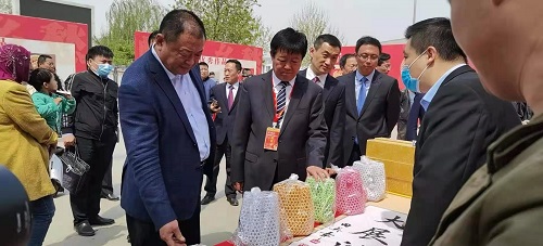 珠繡非遺項(xiàng)目展風(fēng)采，助力邱縣文冠果花節(jié)----記邱縣第六屆文冠果花節(jié)勝利開幕