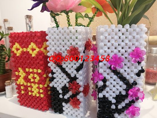 1月4日，想接正規(guī)廠家的手工活，做手工之家的珠繡串珠外發(fā)手工活，要對這里的產(chǎn)品了解，圖為勵志珠珠繡串珠產(chǎn)品實拍