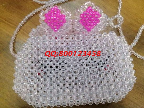 4月25日，這個(gè)可以寄到家做的手工活，培訓(xùn)體系完善，注重產(chǎn)品研發(fā)、合作模式多樣，大家選擇這里原因如此，勵(lì)志珠珠繡串珠手工包實(shí)拍