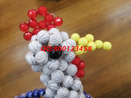 4月26日，拿回家做的手工活，這個真心、真誠、真實的企業(yè)和外發(fā)手工活越來越受人歡迎，圖為勵志珠珠繡串珠手工產(chǎn)品實拍