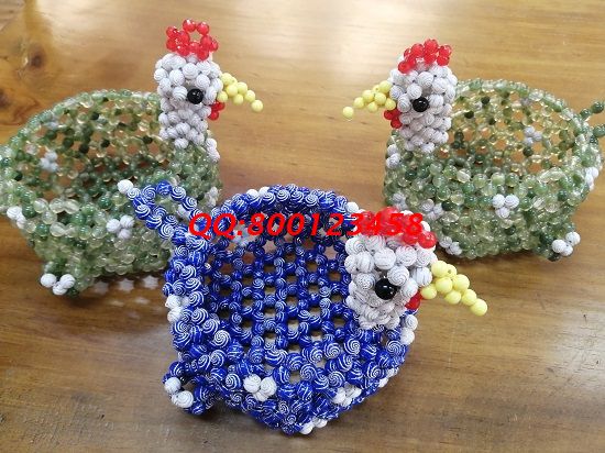 4月26日，拿回家做的手工活，這個真心、真誠、真實的企業(yè)和外發(fā)手工活越來越受人歡迎，圖為勵志珠珠繡串珠手工產(chǎn)品實拍