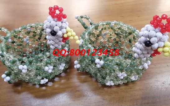 4月26日，拿回家做的手工活，這個真心、真誠、真實的企業(yè)和外發(fā)手工活越來越受人歡迎，圖為勵志珠珠繡串珠手工產(chǎn)品實拍