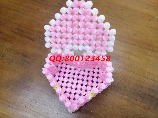 4月27日，實地考察，找到了正規(guī)廠家的手工活，可以帶回家做的手工活要先確定合作企業(yè)正規(guī)可靠，圖為勵志珠珠繡串珠手工產品實拍