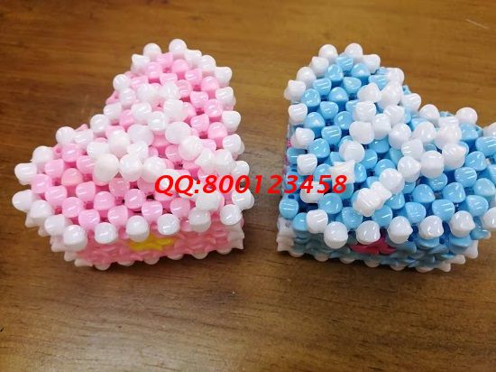 4月27日，實地考察，找到了正規(guī)廠家的手工活，可以帶回家做的手工活要先確定合作企業(yè)正規(guī)可靠，圖為勵志珠珠繡串珠手工產品實拍