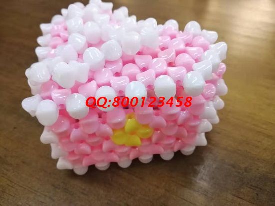 4月27日，實地考察，找到了正規(guī)廠家的手工活，可以帶回家做的手工活要先確定合作企業(yè)正規(guī)可靠，圖為勵志珠珠繡串珠手工產品實拍