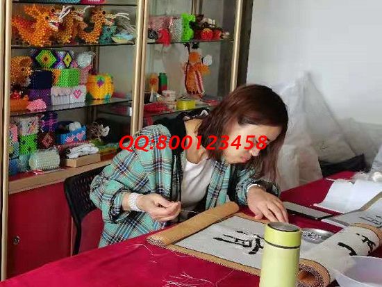 4月30日，不了解就實(shí)地考察，了解了就要行動(dòng)，做手工活掙錢，珠繡拿回家做的手工活成為大家共同的選擇，圖為一些優(yōu)秀繡娘提前到進(jìn)行手工技能學(xué)習(xí)