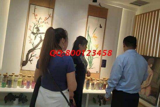 帶著大家一起做外發(fā)手工活掙錢，她選擇可信可靠的非遺傳統(tǒng)手工項目珠繡(圖1)