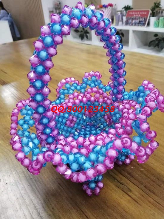 5月28日，加工驗收有保障，可以帶回家做的手工活，手工之家的勵志珠珠繡服務(wù)很完善，圖為珠繡串珠純手工（花籃）成品實(shí)拍