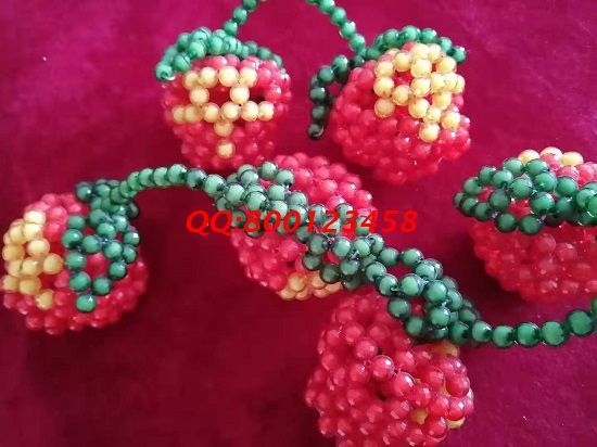 6月2日，簡(jiǎn)單好做、長(zhǎng)期穩(wěn)定，這個(gè)拿回家做的手工活材料一直郵寄到家。圖為勵(lì)志珠珠繡串珠純手工成品實(shí)拍