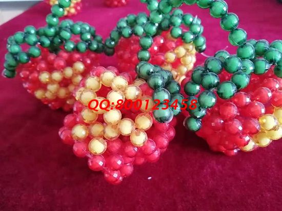 6月2日，簡(jiǎn)單好做、長(zhǎng)期穩(wěn)定，這個(gè)拿回家做的手工活材料一直郵寄到家。圖為勵(lì)志珠珠繡串珠純手工成品實(shí)拍