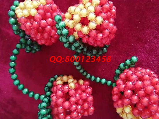 6月2日，簡(jiǎn)單好做、長(zhǎng)期穩(wěn)定，這個(gè)拿回家做的手工活材料一直郵寄到家。圖為勵(lì)志珠珠繡串珠純手工成品實(shí)拍