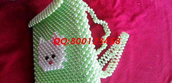 6月24日，可以帶回家做的手工活，珠繡手工活外發(fā)加工項(xiàng)目適合你、我、他和她，圖為勵(lì)志珠珠繡新款珠包成品實(shí)拍