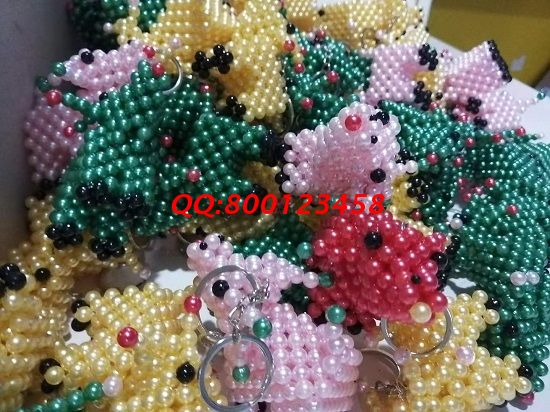 7月1日，傳承非遺傳統(tǒng)手工，勵(lì)志珠珠繡手工是正規(guī)拿回家做的手工活，常年有活兒，圖為加工人員寄回的珠繡串珠飾品實(shí)拍