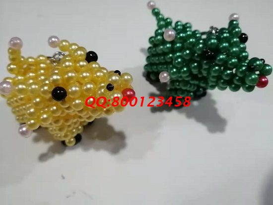 7月1日，傳承非遺傳統(tǒng)手工，勵(lì)志珠珠繡手工是正規(guī)拿回家做的手工活，常年有活兒，圖為加工人員寄回的珠繡串珠飾品實(shí)拍