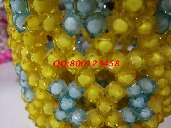 7月28日，選擇在家做的手工活，可以帶回家做的手工活，越來(lái)越多人來(lái)到這里，圖為珠繡串珠純手工成品實(shí)拍