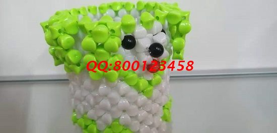 8月3日，想接正規(guī)廠家的手工活，可以帶回家做的手工活就選手工之家，圖為勵(lì)志珠珠繡串珠成品（一款筆筒）實(shí)拍