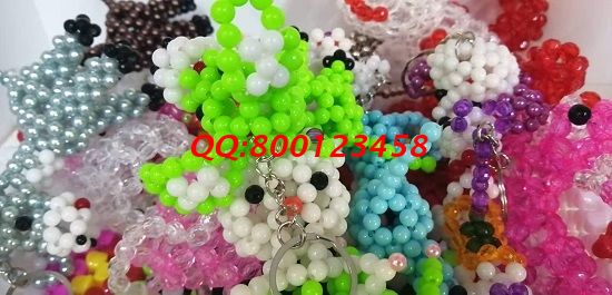 8月12日，可以帶回家做的手工活，多勞多得，掙錢(qián)多少主要看付出多少，圖為勵(lì)志珠珠繡串珠成品實(shí)拍