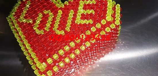 8月14日，七夕與家人一起在家做手工活掙錢(qián)，簡(jiǎn)單好做、時(shí)間自由的就選手工之家的珠繡串珠外發(fā)手工活，圖為勵(lì)志珠珠繡串珠成品實(shí)拍