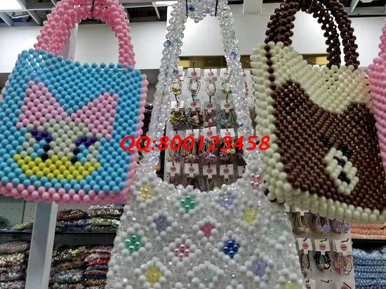 8月15日，加工材料一直，可以帶回家做的手工活，這個非遺傳統(tǒng)手工項目加工人員遍布各地，圖為勵志珠珠繡串珠珠包實拍