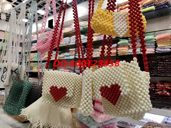 8月15日，加工材料一直，可以帶回家做的手工活，這個非遺傳統(tǒng)手工項目加工人員遍布各地，圖為勵志珠珠繡串珠珠包實拍