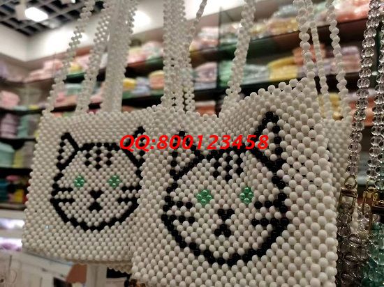 8月15日，加工材料一直，可以帶回家做的手工活，這個非遺傳統(tǒng)手工項目加工人員遍布各地，圖為勵志珠珠繡串珠珠包實拍