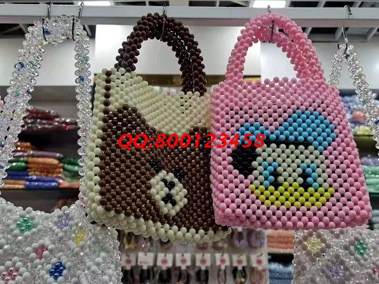 8月15日，加工材料一直，可以帶回家做的手工活，這個非遺傳統(tǒng)手工項目加工人員遍布各地，圖為勵志珠珠繡串珠珠包實拍