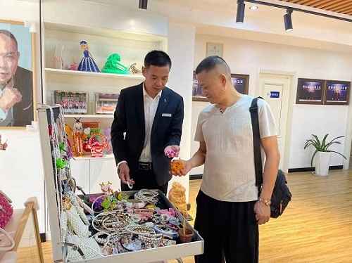 一次獎金100000元，做珠繡非遺手工，我驕傲！--- ---記湖南湘西代理周總在手工之家領取獎金