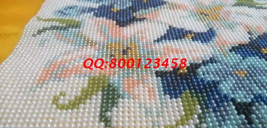 9月15日，前期培訓(xùn)到位，驗(yàn)收標(biāo)準(zhǔn)明確，手工之家這個(gè)拿回家做的手工活這樣保證產(chǎn)品合格，圖為勵(lì)志珠珠繡成品細(xì)節(jié)實(shí)拍