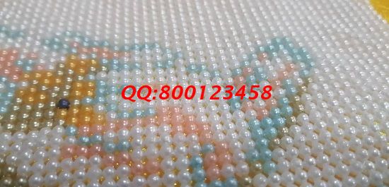 9月15日，前期培訓(xùn)到位，驗(yàn)收標(biāo)準(zhǔn)明確，手工之家這個(gè)拿回家做的手工活這樣保證產(chǎn)品合格，圖為勵(lì)志珠珠繡成品細(xì)節(jié)實(shí)拍